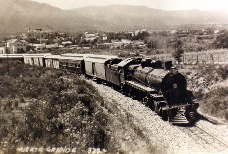 Foto 17 - tren de las sierras en blanco y negro.jpg