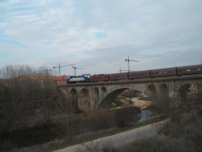 Talgo Alicante-Bilbao-Irún sobre el Duero en Montecillo.JPG